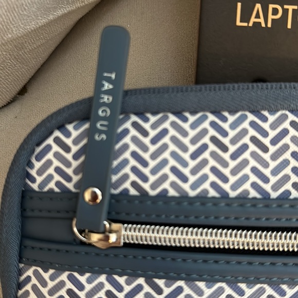 NWT Teague Exhibition Laptop Sleeve 13/-14inches. Blue and white pattern - Picture 4 of 9